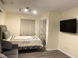 Desk, iron/ironing board, free WiFi, bed sheets - Little Home (Walnut Creek)