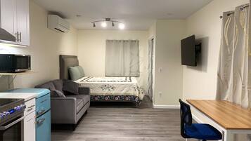 Een bureau, een strijkplank/strijkijzer, gratis wifi, beddengoed