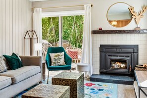 Een televisie, een open haard en videogames