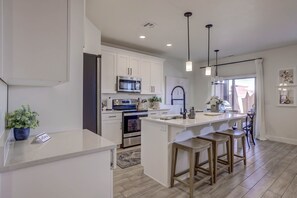 Refrigerador, microondas, horno y parrilla de estufa 