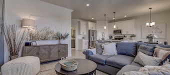THREE Bedroom Cozy Retreat/Pool