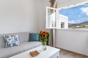 TV - Holiday Home 'Afroditi Ftelia Anemone' with Mountain View, Wi-Fi and Air Conditioning (mykonos)