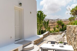 Outdoor dining - Holiday Home 'Afroditi Ftelia Anemone' with Mountain View, Wi-Fi and Air Conditioning (mykonos)