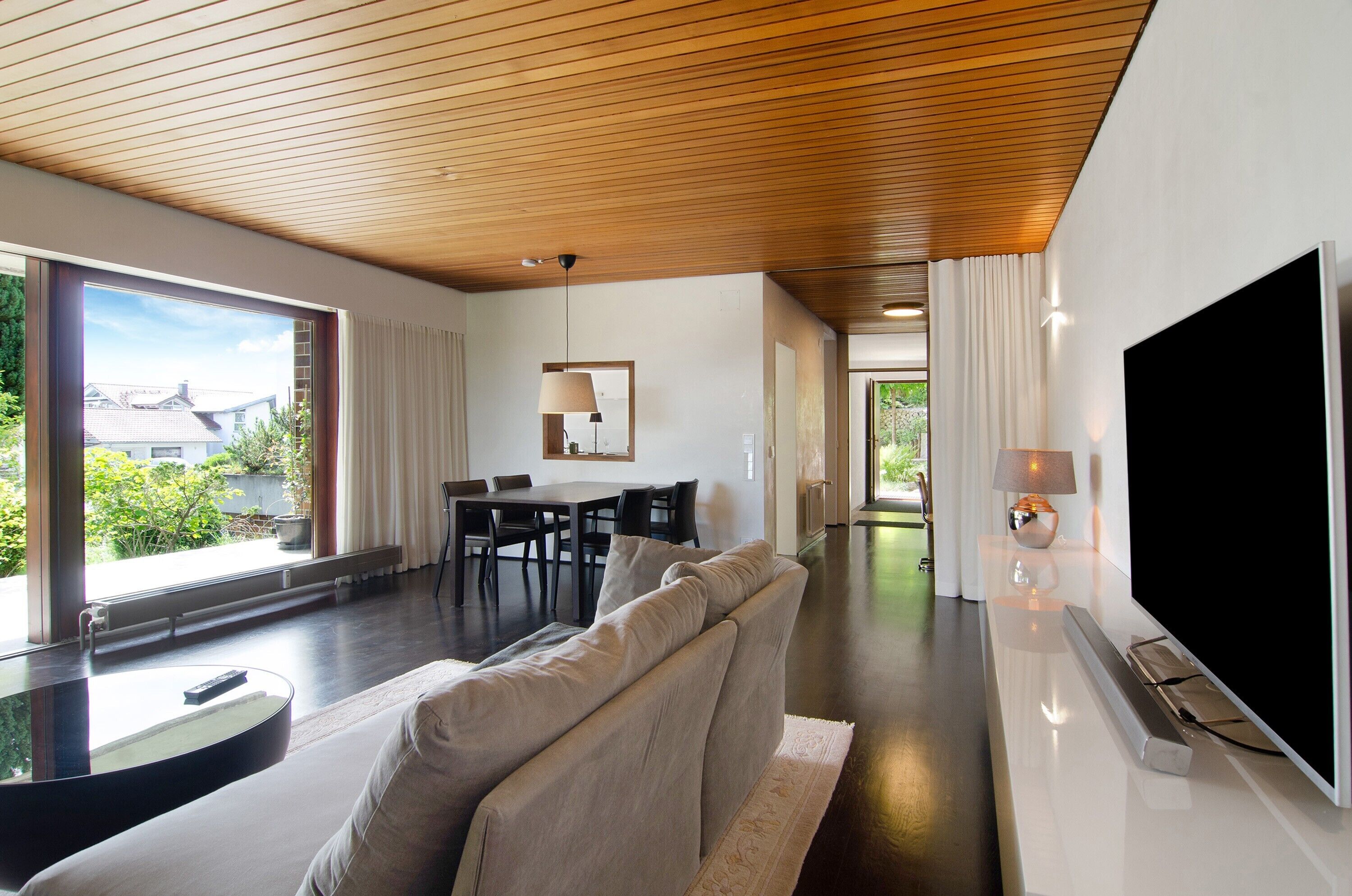 Televisión y chimenea 