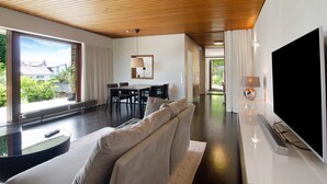 A modern living room with a sofa, a TV, and a dining area with a table and chairs. - DOMICILE RELAX" between Salem Monastery & Heiligenberg Castle - comfort on 80sqm (Salem)
