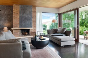 Una televisión, una chimenea