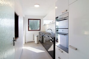 Frigorífico, microondas, horno y placa de cocina