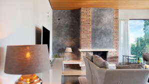 A modern living room with a fireplace, a sofa, a lamp, and a TV. - DOMICILE RELAX" between Salem Monastery & Heiligenberg Castle - comfort on 80sqm (Salem)