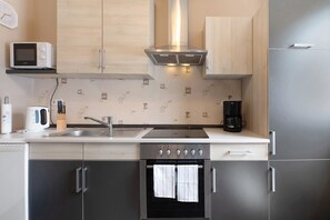 Een koelkast, een magnetron, een oven, een kookplaat