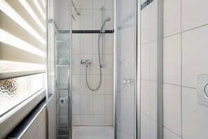 Ducha, artículos de higiene personal gratuitos y secador de pelo