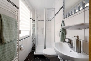 Ducha, artículos de higiene personal gratuitos y secador de pelo