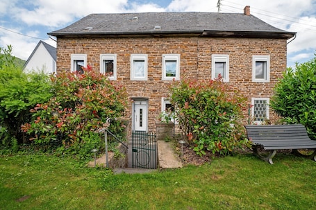 外観. Apartment 'Ferienwohnung Andres' with Private Terrace, Private Garden and Wi-Fi