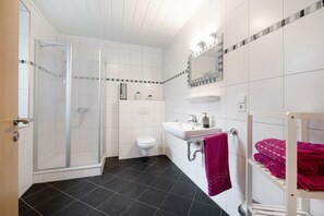 Ducha, artículos de higiene personal gratuitos y secador de pelo