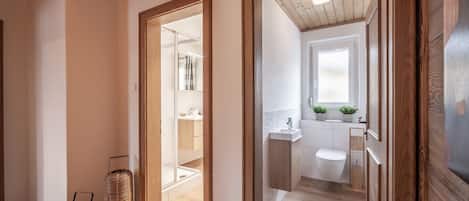 Regadera, amenidades de baño gratuitas, secadora de cabello, toallas