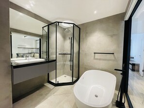 Deluxe-Apartment | Badezimmer | Hydromassagedusche, Bidet, Handtücher, Toilettenpapier