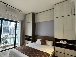Premium bedding, desk, free WiFi, bed sheets - Paradise Home Luxury Apartment Tu Hoa (Hanoi)