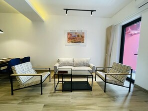 Appartement Deluxe | Aire de séjour | Téléviseur connecté de 43 po avec télévision numérique, téléviseur