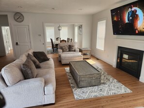 Smart TV, fireplace, offices, computer monitors - Experience Leicester living in spacious rooms (Leicester)