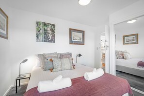 3 habitaciones, decoración personalizada y muebles diferentes 