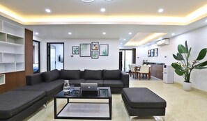 Deluxe-Apartment | Wohnbereich | 43-Zoll-Smart-TV mit Digitalempfang, Fernseher