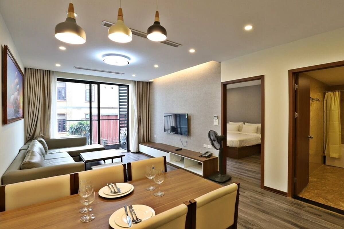 Appartement Deluxe | Coin séjour | TV connectée de 43 pouces avec chaînes numériques, télévision