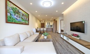 Apartamento luxo | Área de estar | Smart TV 43 polegadas com canais digitais, TV