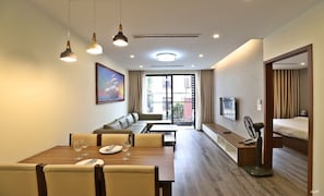 Appartement Deluxe | Coin séjour | TV connectée de 43 pouces avec chaßnes numériques, télévision