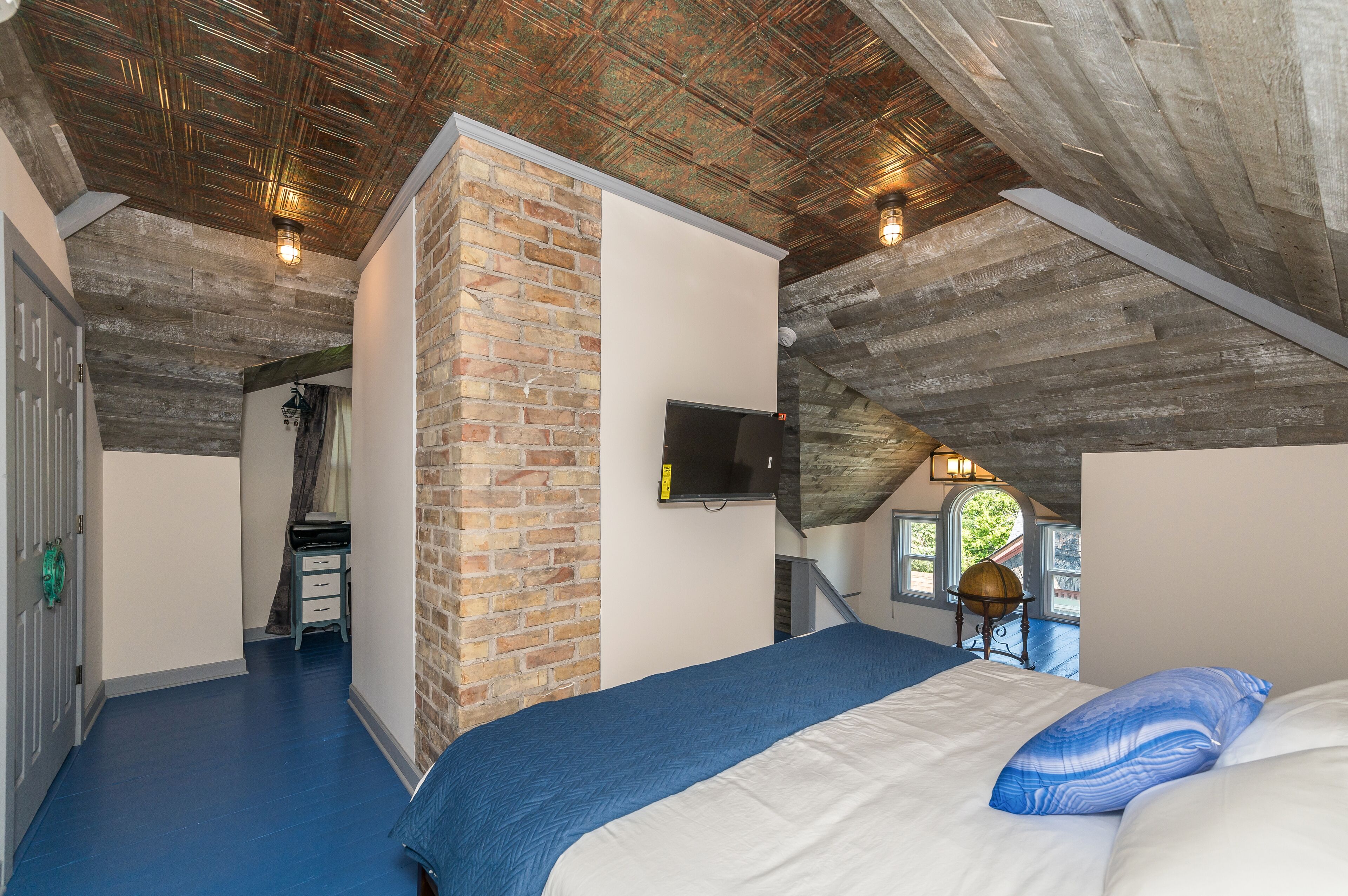 5 habitaciones, escritorio y tabla de planchar con plancha 