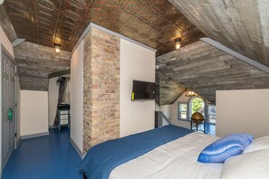 5 bedrooms, desk, iron/ironing board, travel cot