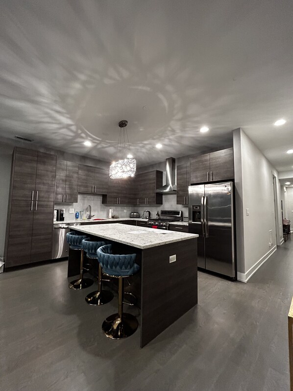 Fridge, microwave, oven, stovetop - Modern luxury apartment in West Town Chicago (Chicago)