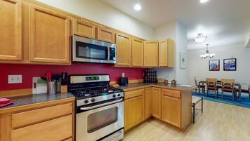 雪櫃、微波爐、焗爐、爐具