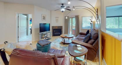 Mountain-view condo with private hot tub, fireplace, deck, W/D