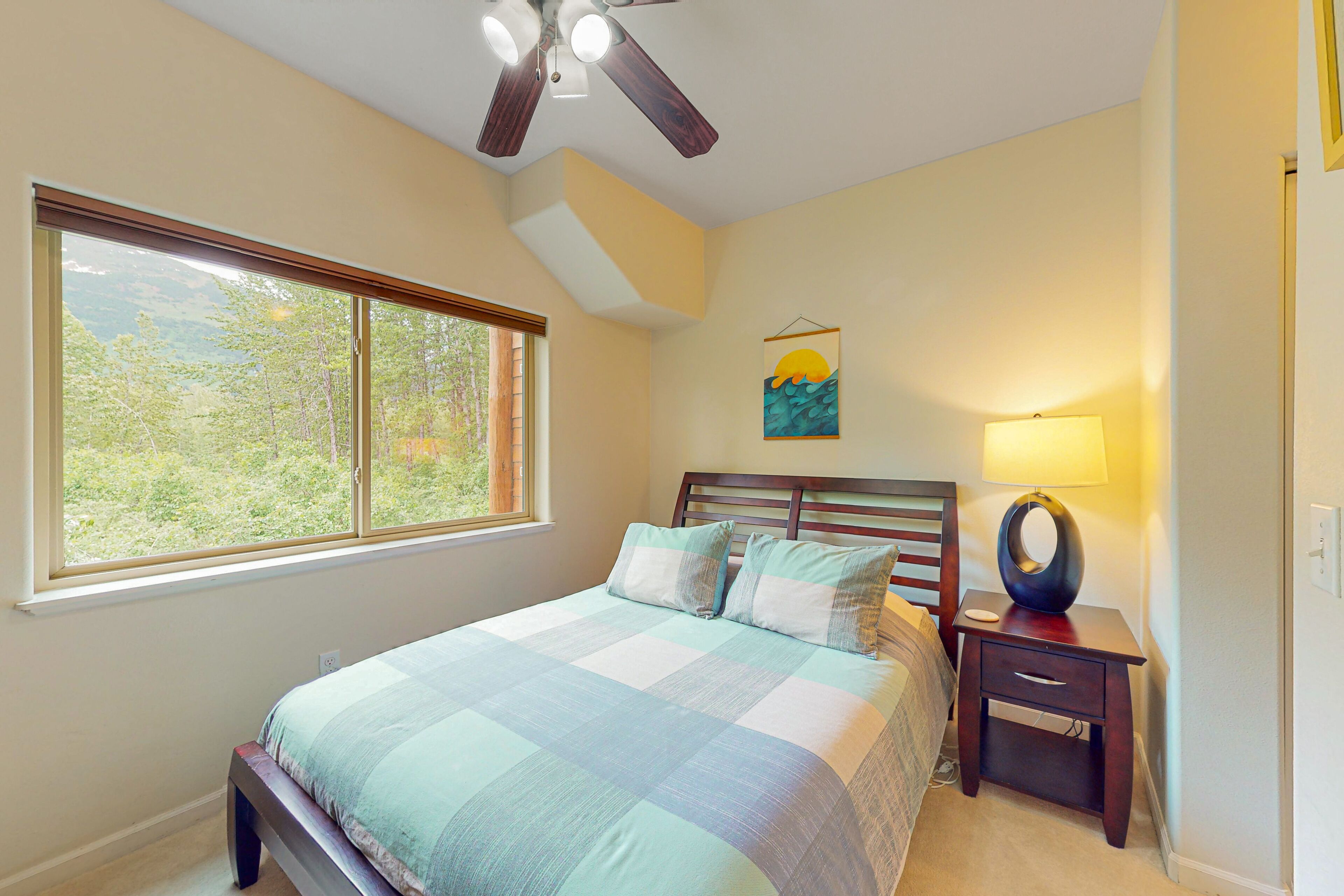 2 bedrooms, internet, bed sheets