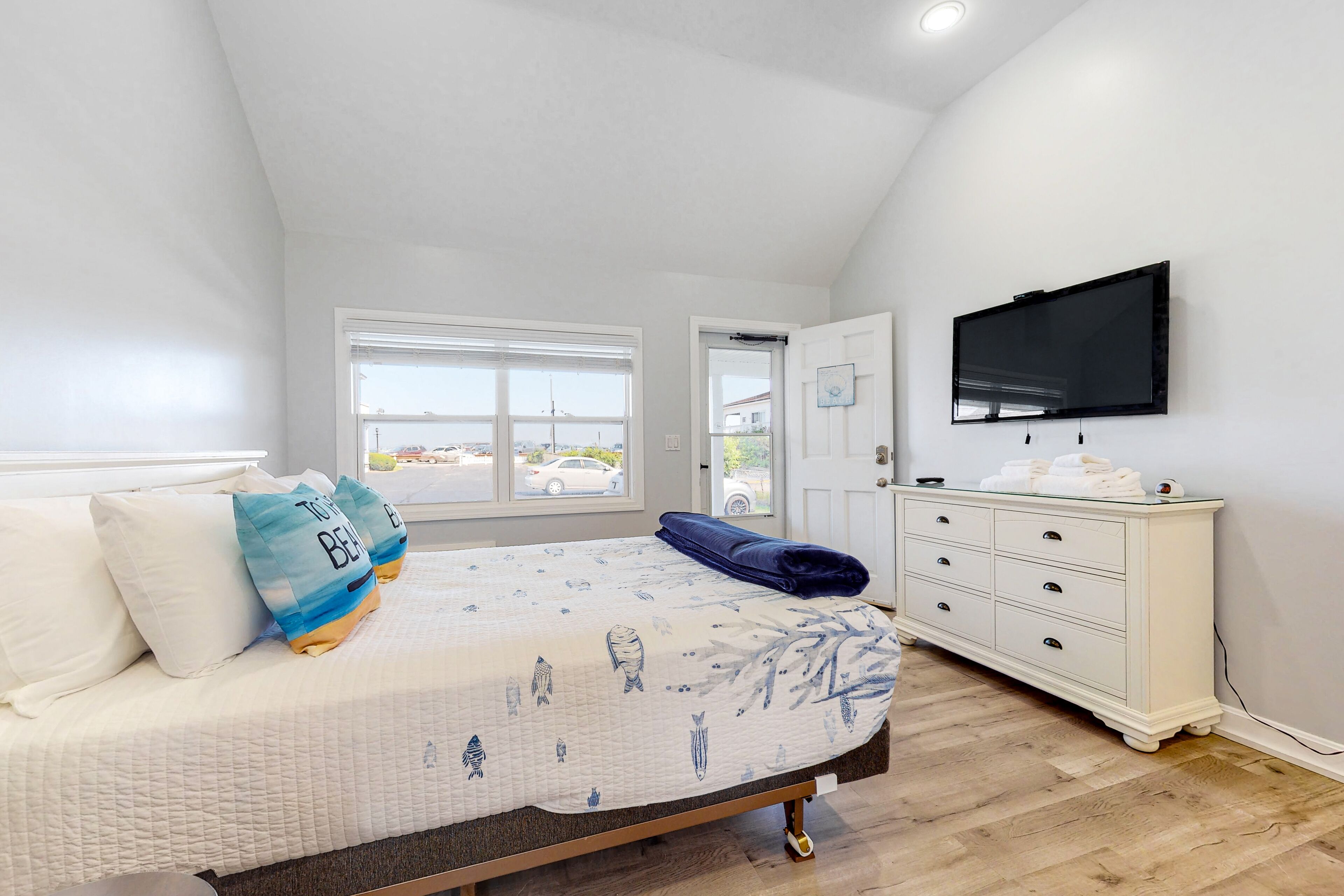 Inviting water-view condo with kitchenette - near the beach & attractions