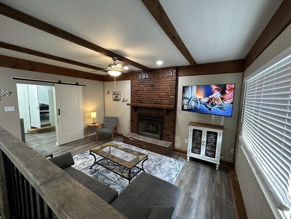 Living area - Cozy Getaway Near Windrock (Oliver Springs)