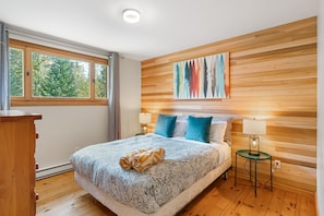 5 bedrooms, desk, travel cot, free WiFi