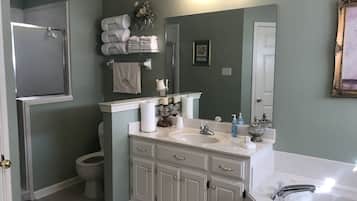 Baignoire Ă jets, sĂšche-cheveux, serviettes fournies, savon