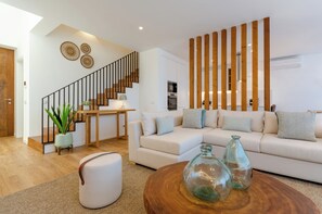 Villa Deluxe, 3 habitaciones, alberca privada | Área de sala de estar | Televisión LCD de 32 pulgadas con canales por cable 