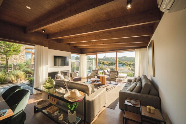 Villa clásica, 3 habitaciones, piscina privada | Zona de estar | Televisión LCD de 32 pulgadas con canales por cable