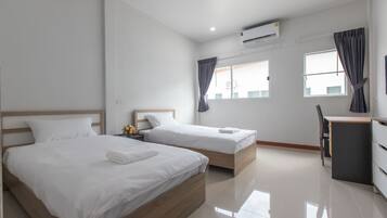 Escritorio y espacio para trabajar con laptop