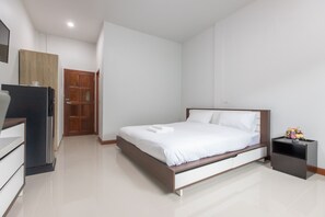 Single Room, 1 King Bed (Basic Room) | Desk, laptop workspace - Tonsoi Hathairat (Bangkok)