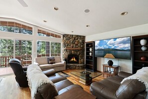 Fernseher, Kamin, Arbeitsbereiche