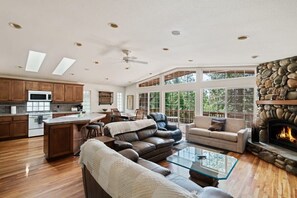 Fernseher, Kamin, Arbeitsbereiche