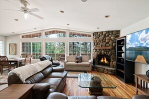 Fernseher, Kamin, Arbeitsbereiche