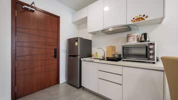 Apartamento básico, 2 habitaciones, balcón, vistas a la ciudad | Cocina privada | Frigorífico, microondas, placa de cocina y arrocera