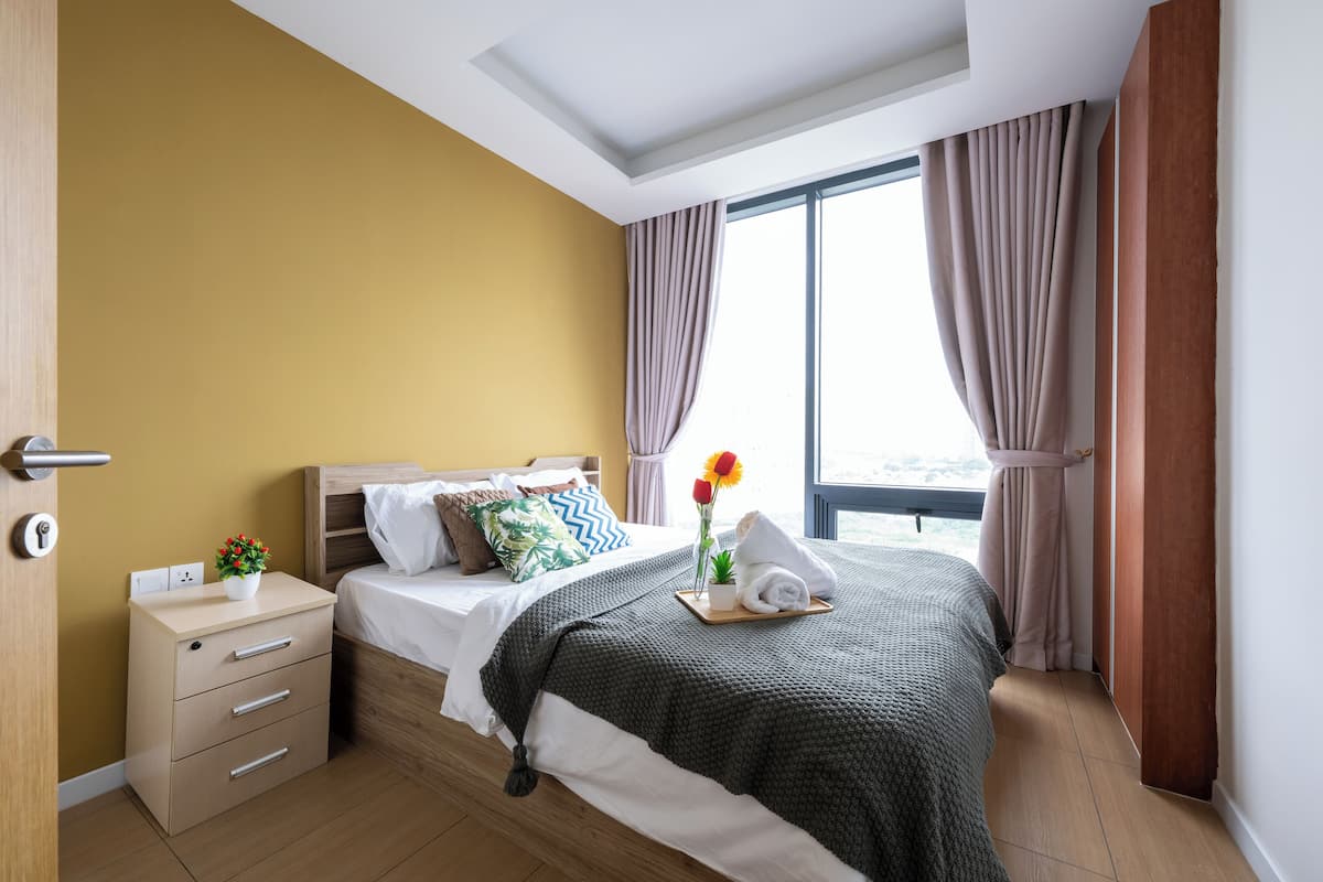 Departamento básico, 2 habitaciones, balcón, vista a la ciudad | 2 habitaciones y espacio para trabajar con laptop
