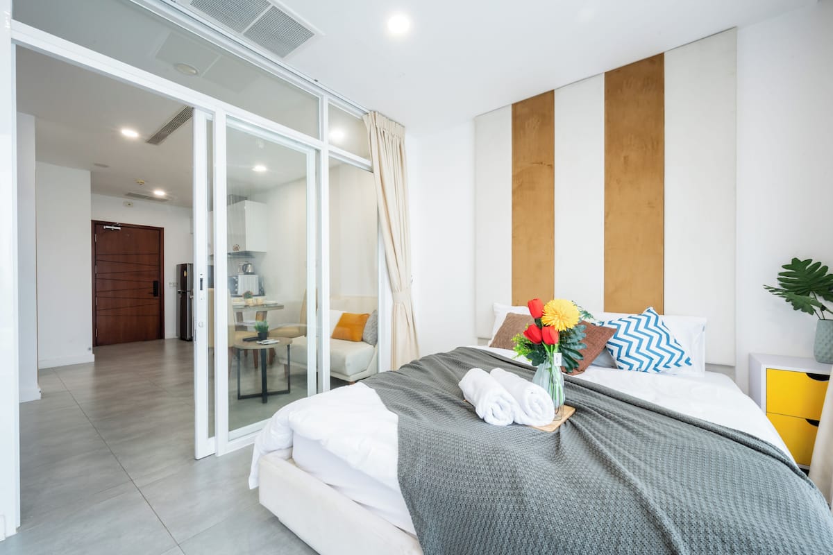 Departamento básico, 2 habitaciones, balcón, vista a la ciudad | 2 habitaciones y espacio para trabajar con laptop