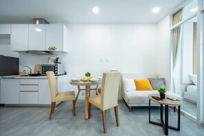 Appartement de base, 2 chambres, balcon, vue sur la ville | Aire de séjour | Téléviseur connecté de 42 po avec télévision numérique, téléviseur