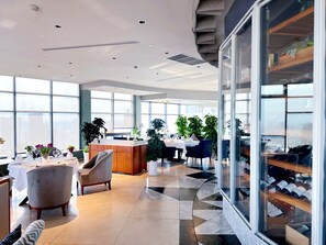 Restaurant - Penthouse Residence by Caerus Management (Phnom Penh)