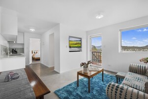 Una sala moderna con cocina, comedor y dormitorio.